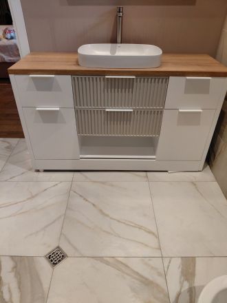 ROMEO Mебел за баня с плот, ниша, релефни чекмеджета и вратички