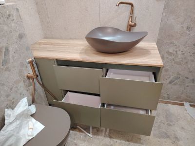 DEANOVA Mебел за баня с плот, ниша, релефни чекмеджета и вратички