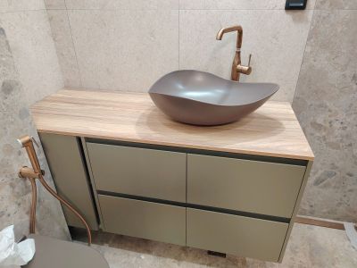 DEANOVA Mебел за баня с плот, ниша, релефни чекмеджета и вратички